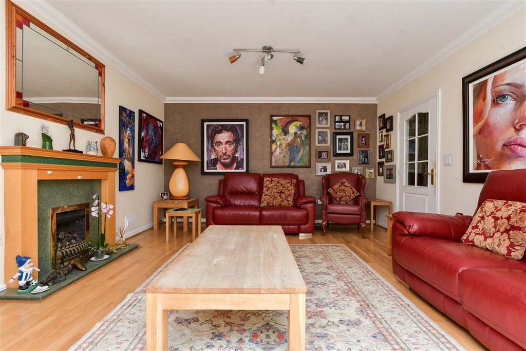 Property photo 3 of 23 Lounge