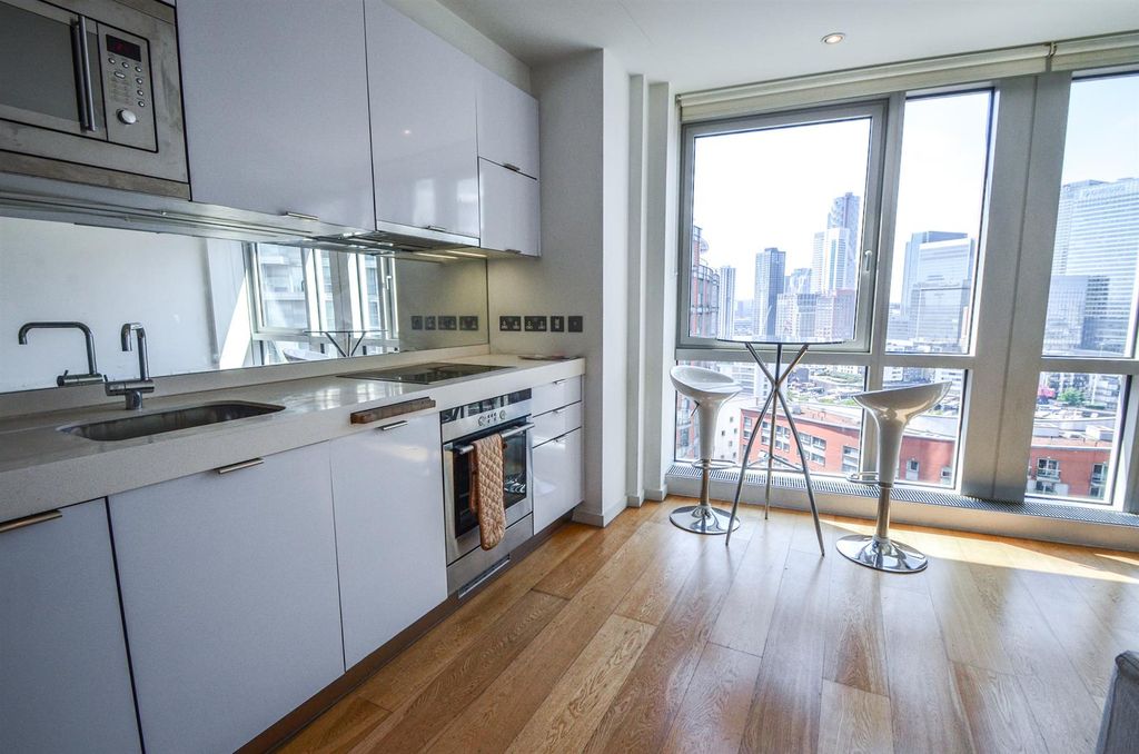 Property photo 3 of 11 Ontario Tower
