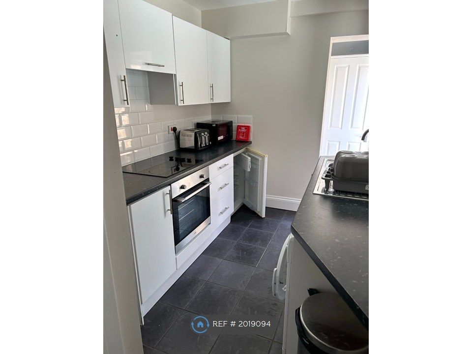 Property photo 3 of 10 Kitchen