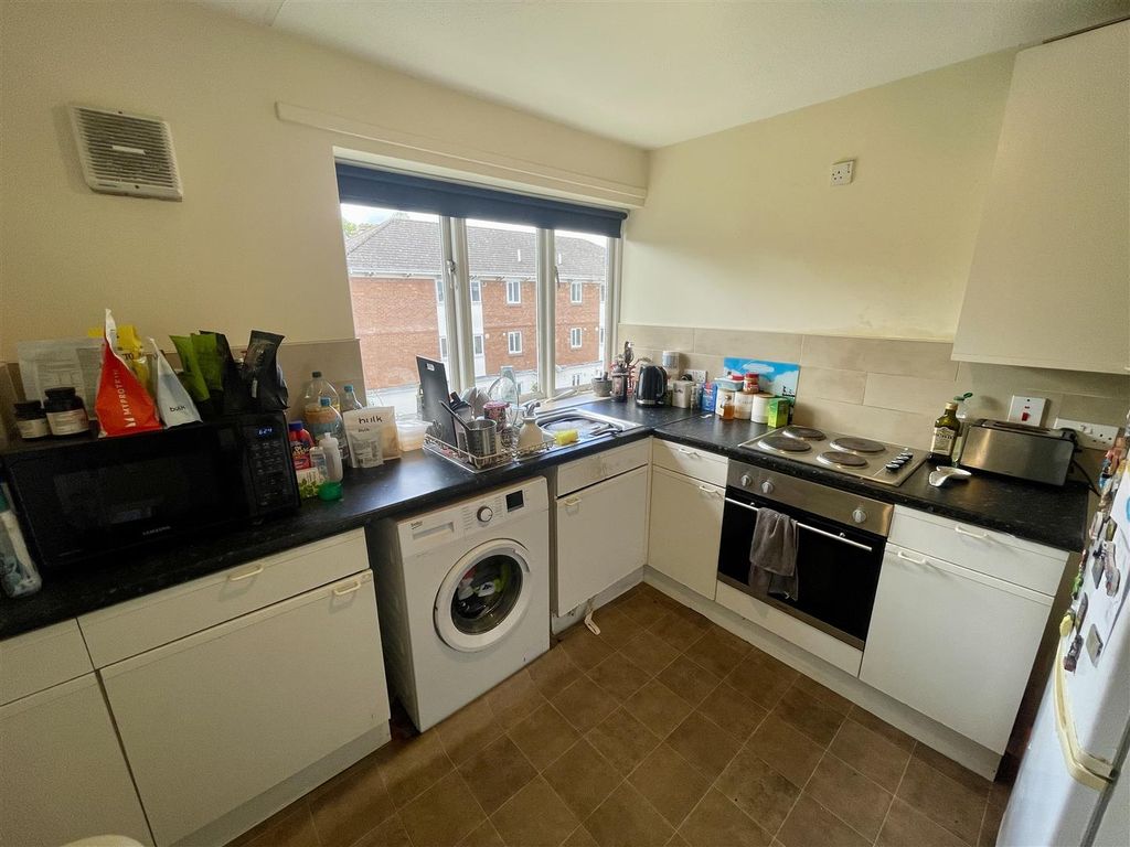 Property photo 3 of 9 Kitchen
