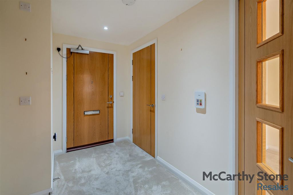 Property photo 2 of 21 8637286-Interior14-800.Jpg