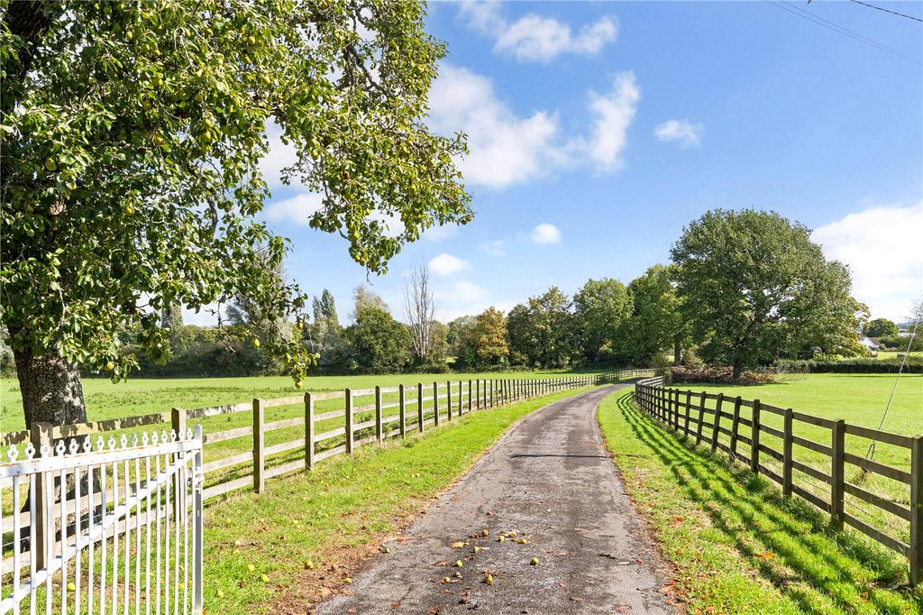 Property photo 3 of 18 Approach