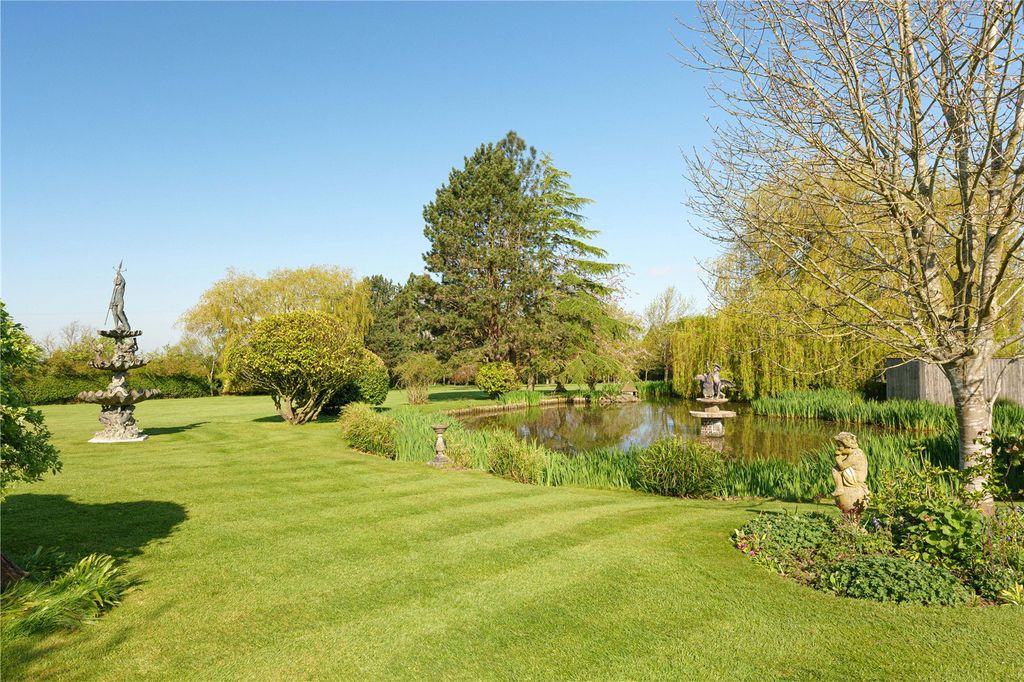 Property photo 2 of 24 Gardens