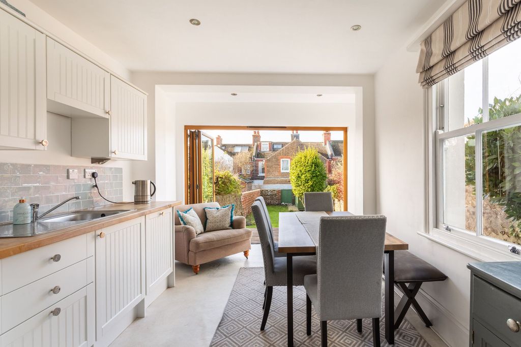 Property photo 2 of 24