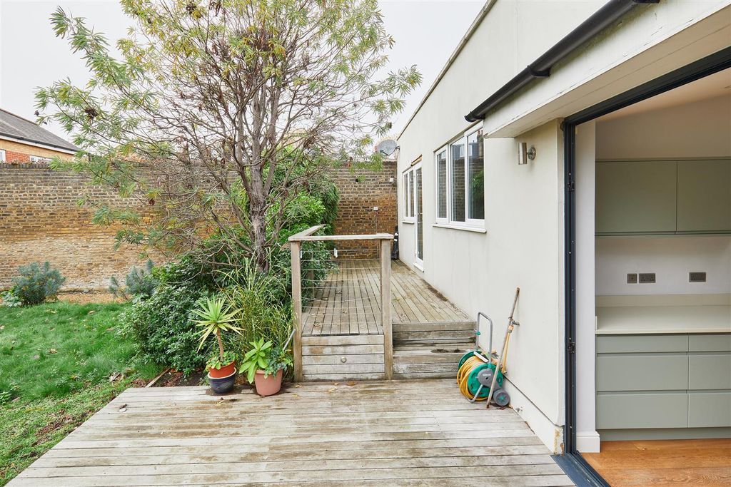 Property photo 3 of 20 Garden