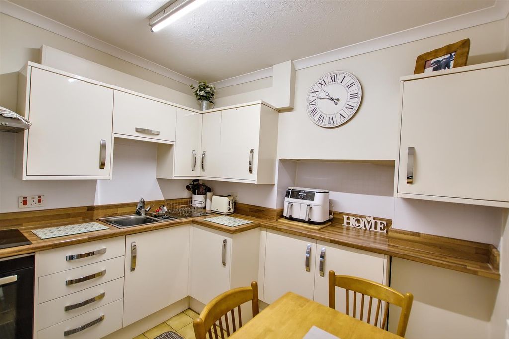 Property photo 3 of 25 Kitchen