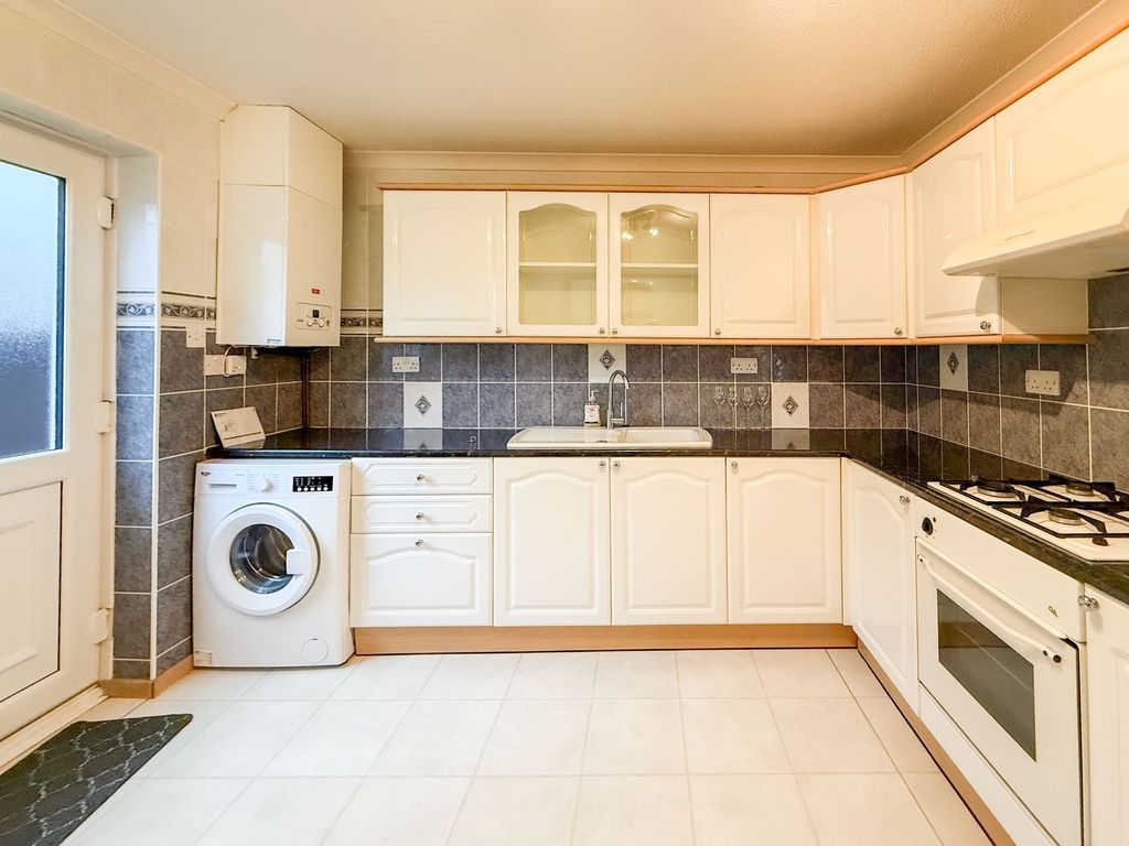 Property photo 2 of 10 Kitchen