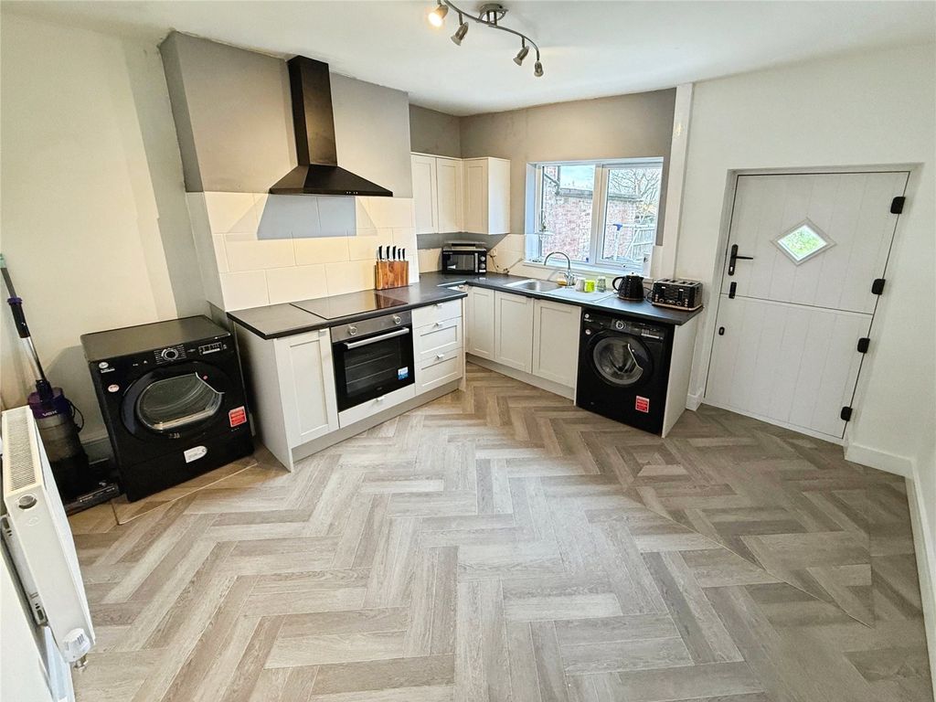 Property photo 3 of 10 Kitchen