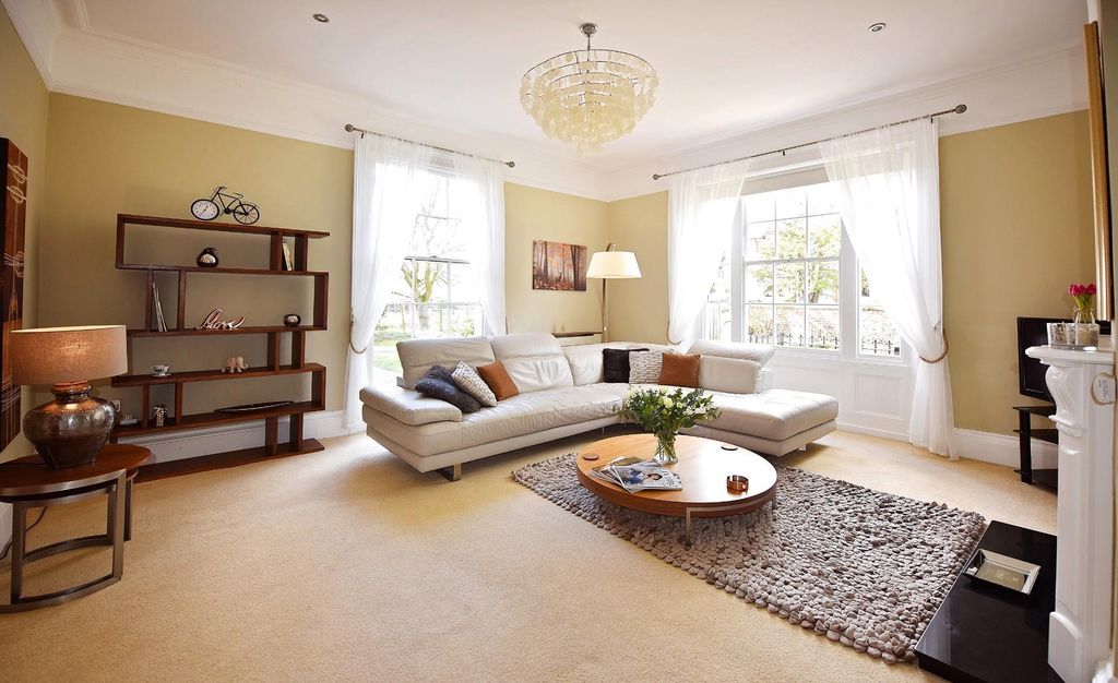 Property photo 3 of 32 Living Room