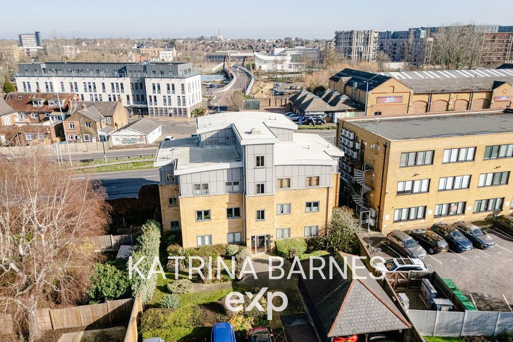 Property photo 2 of 17