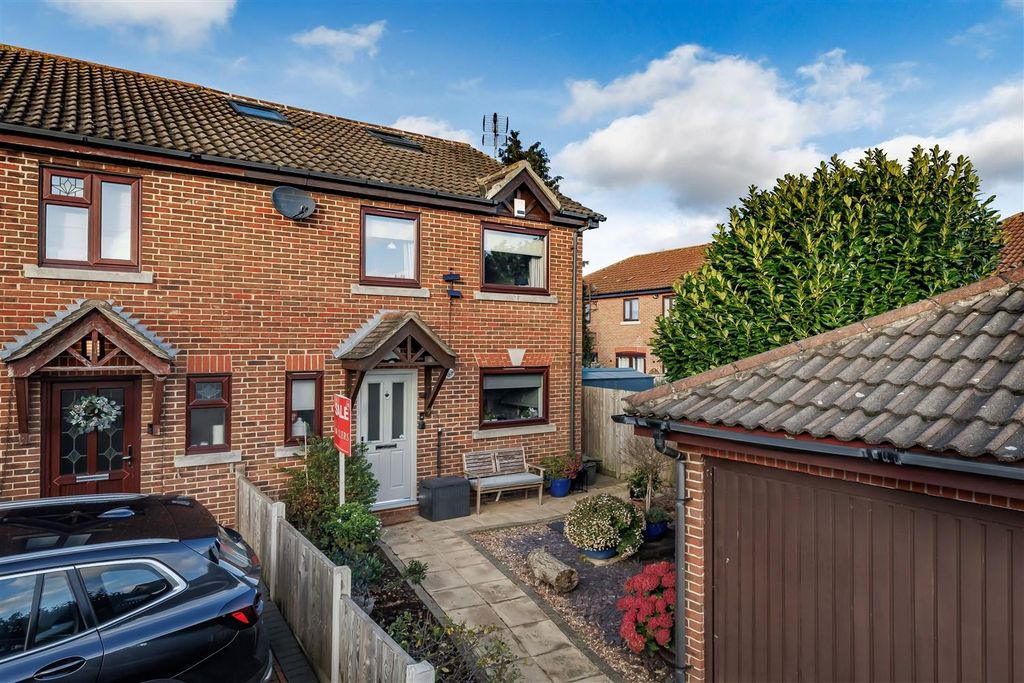 Property photo 1 of 22 9  Green Close (21).Jpg