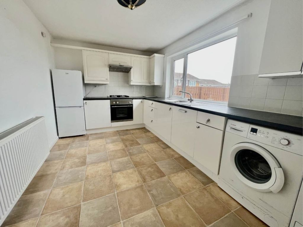 Property photo 3 of 10 Kitchen