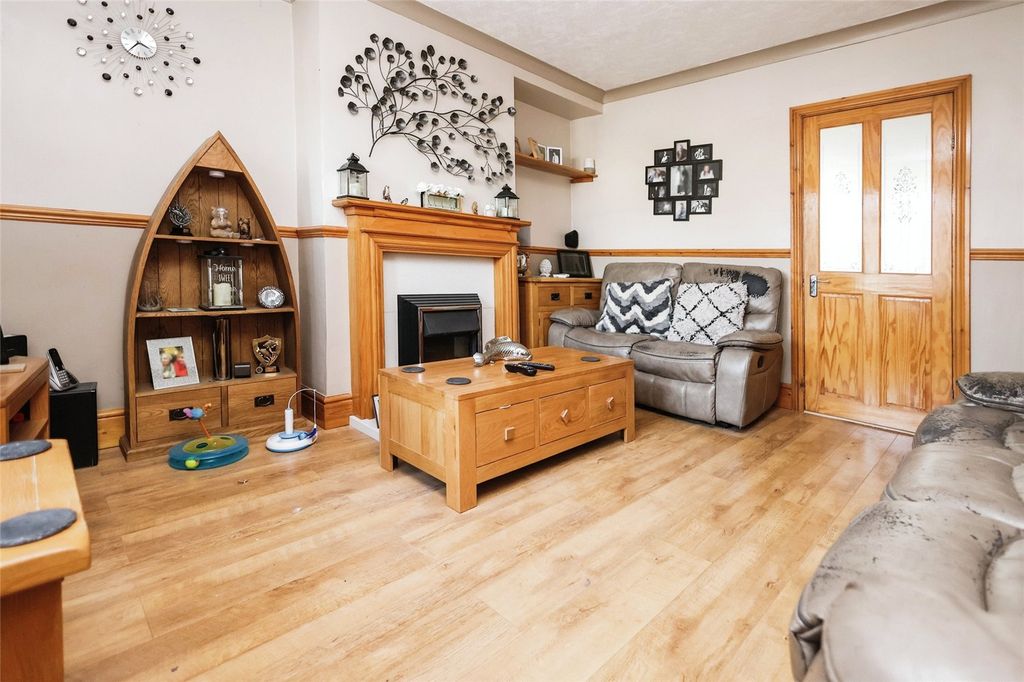 Property photo 2 of 15 Lounge