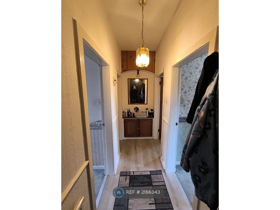 Property photo 2 of 11 Hall Way