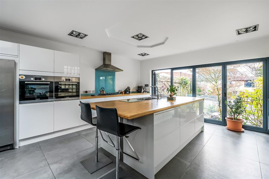 Property photo 2 of 21 15-Albany-Park-Road-21.Jpg