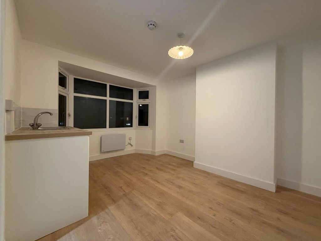 Property photo 3 of 18 Kitchen