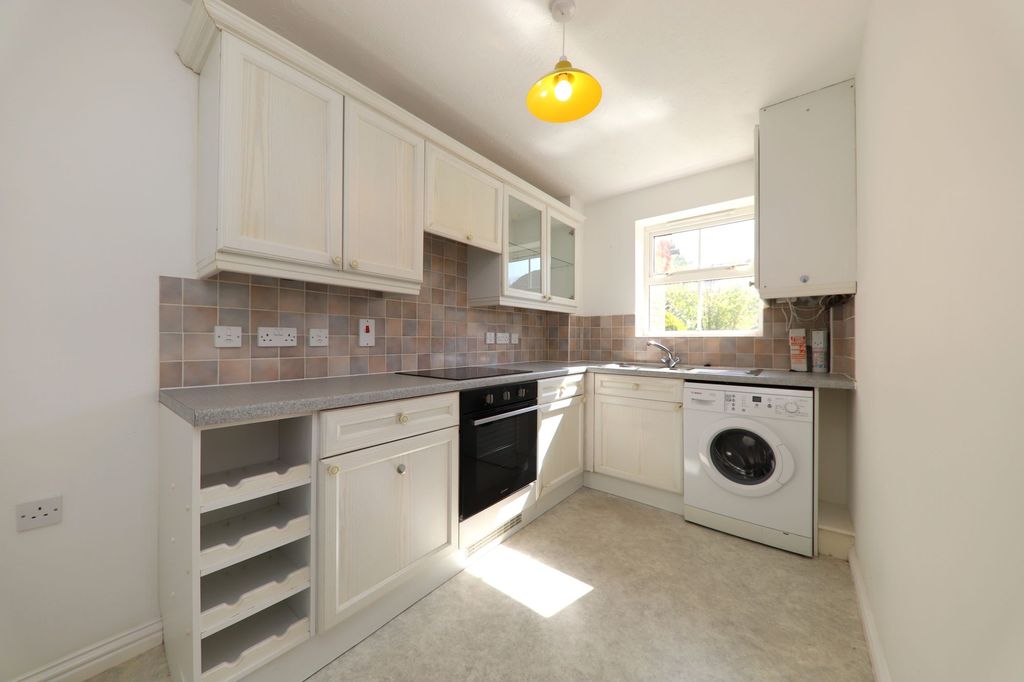 Property photo 3 of 8 Kitchen