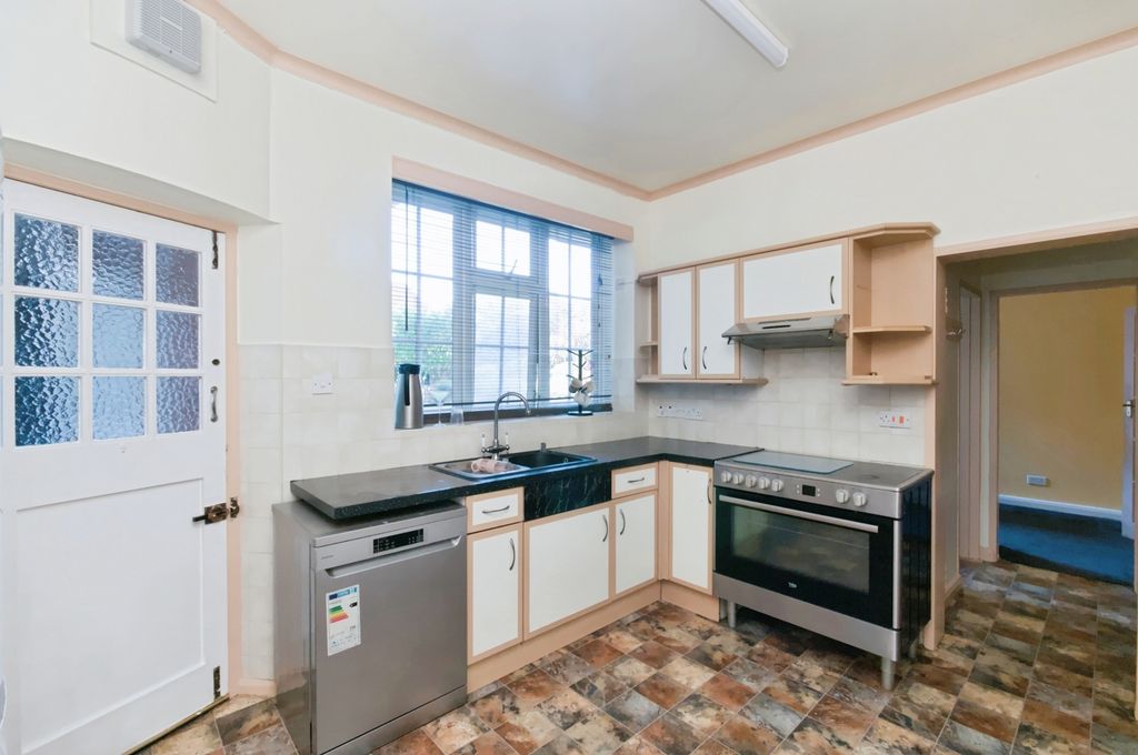 Property photo 3 of 27 Kitchen