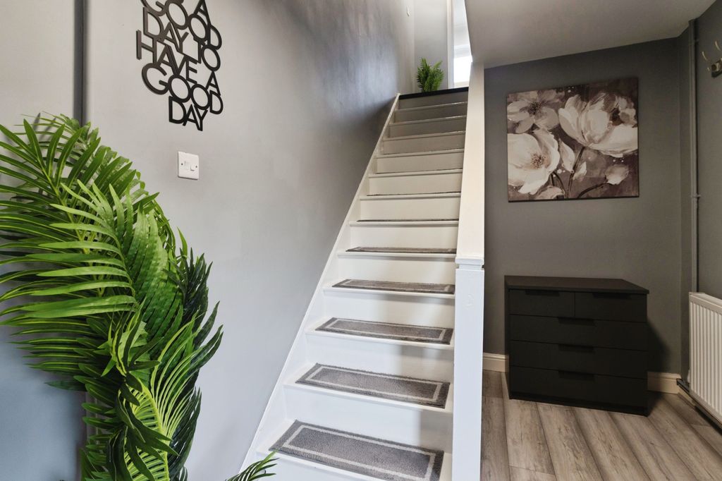 Property photo 2 of 18 156Ballardswalkballardswalkbasildonss155Jp-11