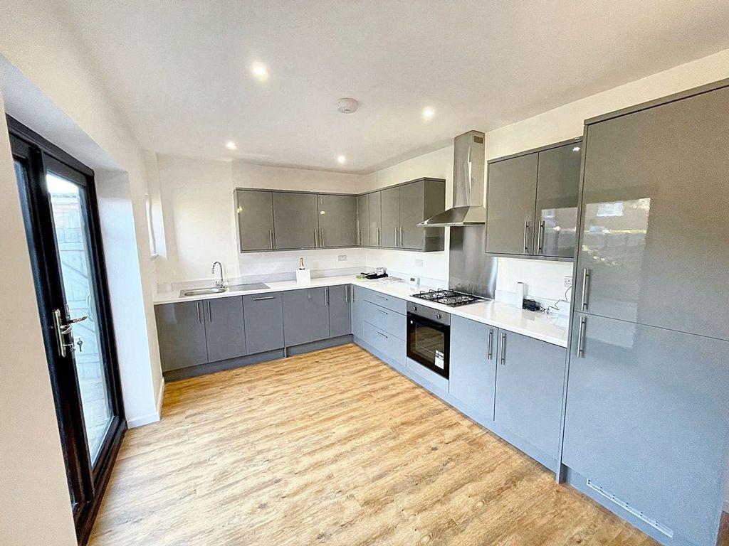 Property photo 3 of 12 Kitchen