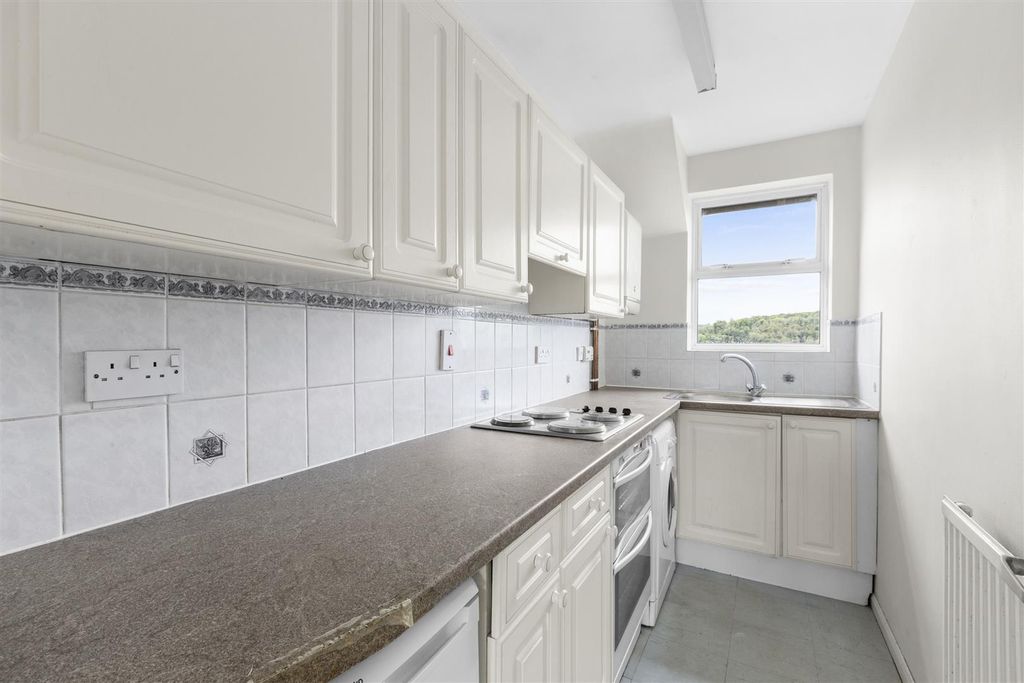 Property photo 3 of 10 Bowstridge Court, Totteridge Road-5.Jpg