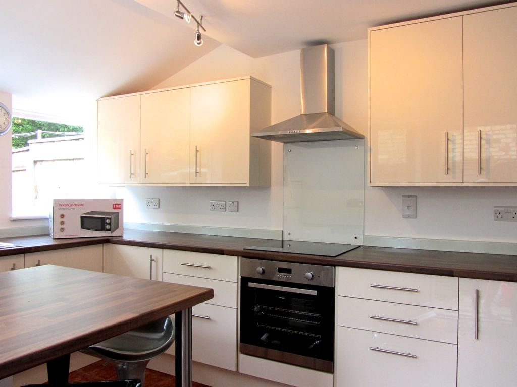 Property photo 2 of 10 Kitchen