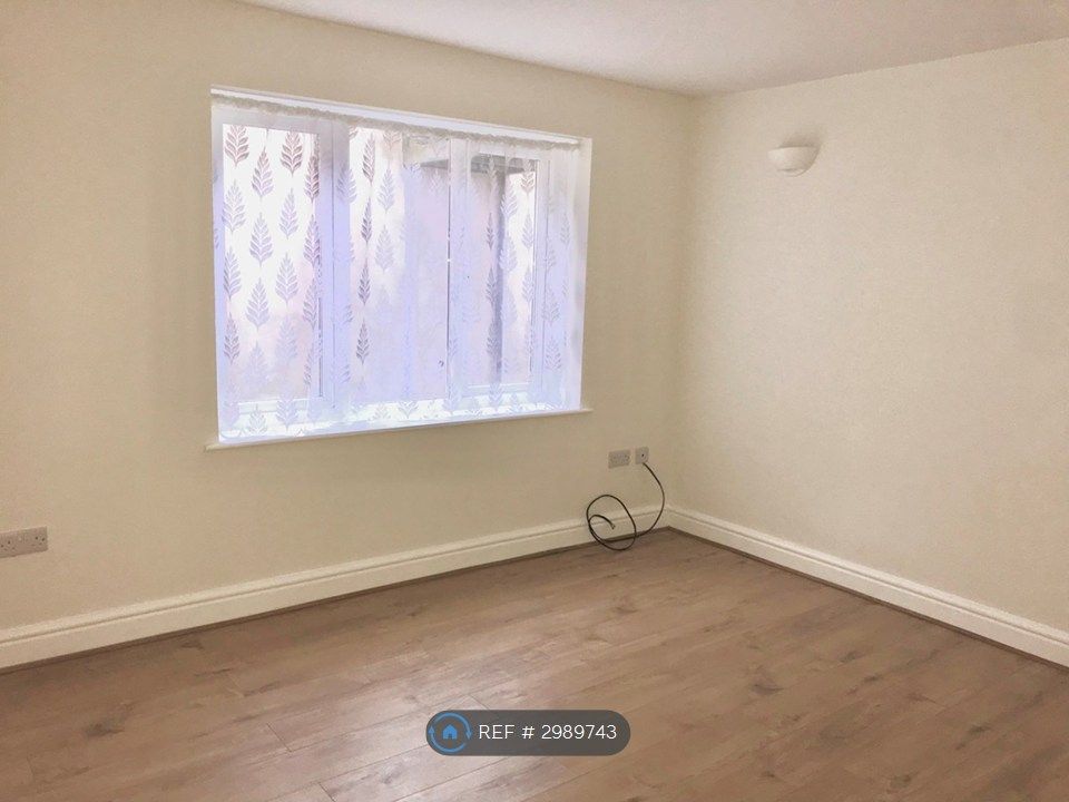 Property photo 1 of 7 Living Room