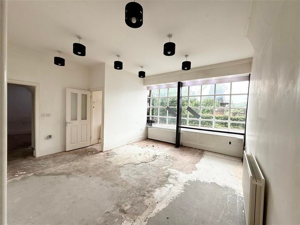 Property photo 3 of 10 Lounge