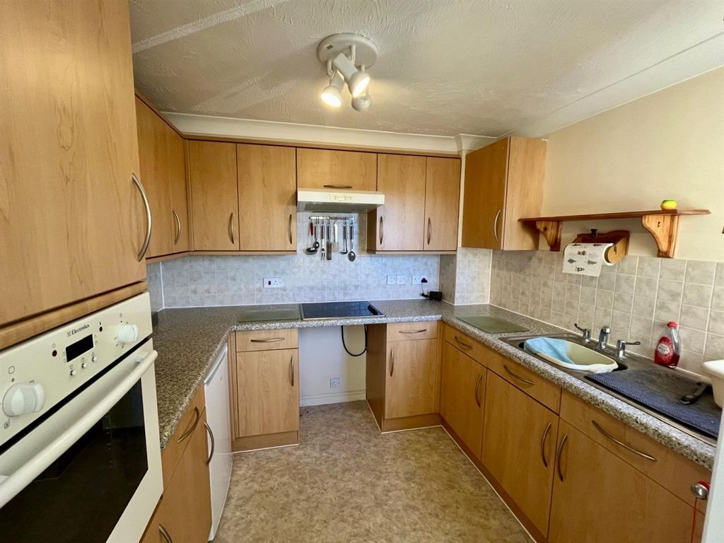 Property photo 3 of 8 Kitchen