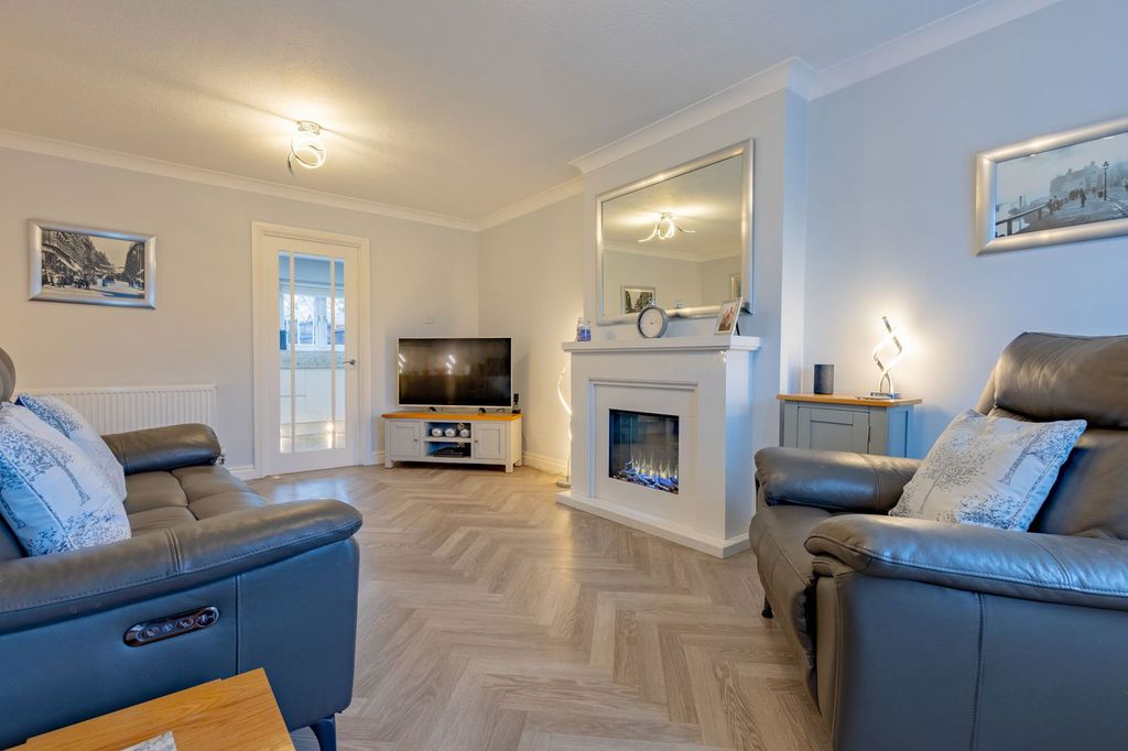 Property photo 2 of 28