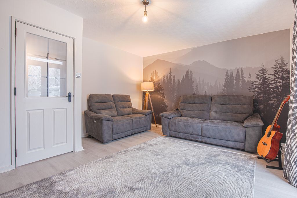 Property photo 2 of 12 Livingangle1