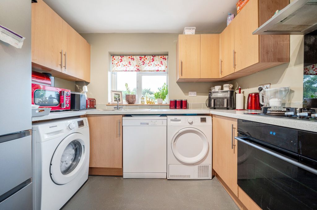 Property photo 3 of 13 Kitchen4