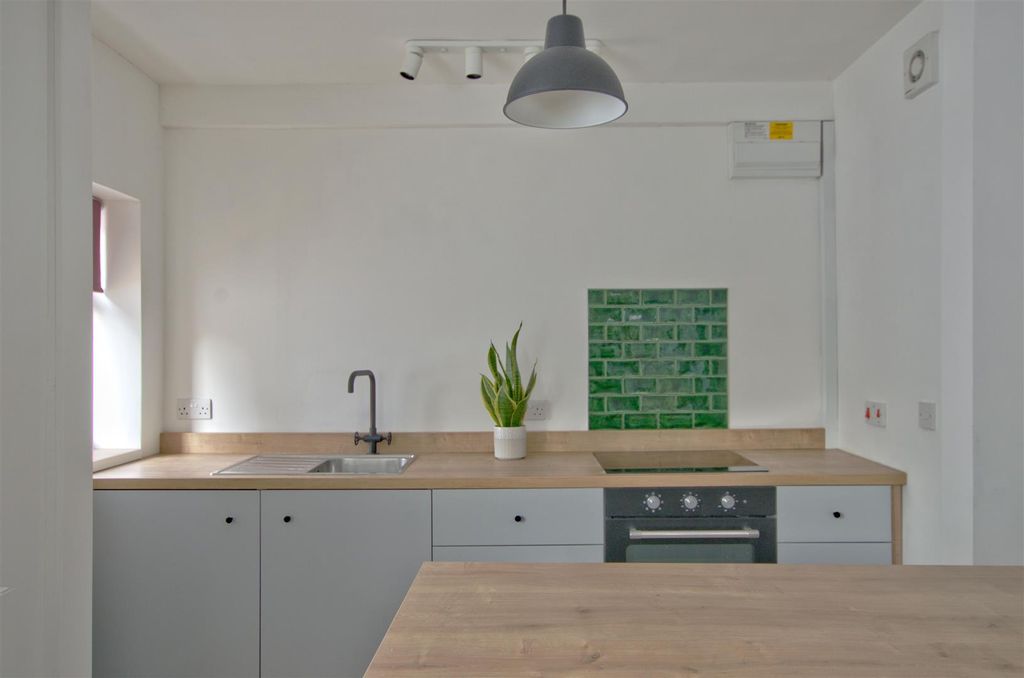 Property photo 3 of 8 Kitchen