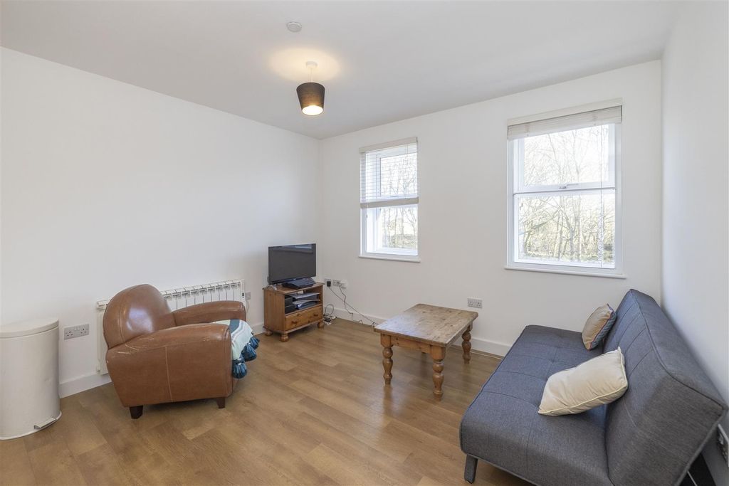 Property photo 2 of 11 Coopers Estate Agents