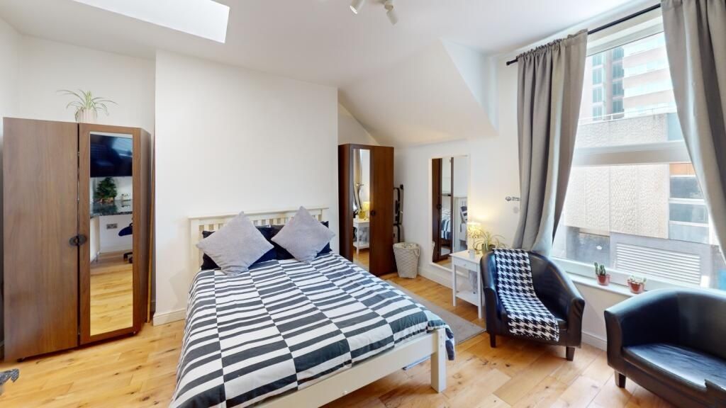Property photo 3 of 6 Bright And Welcoming Double Bedroom Featuring A Co...