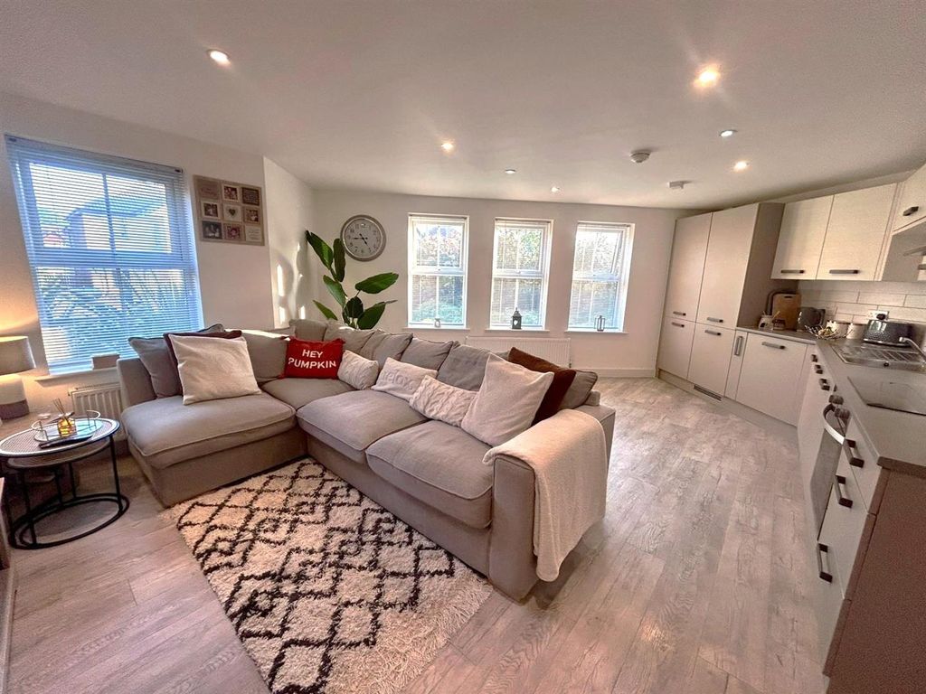 Property photo 2 of 11 Lounge.Jpg