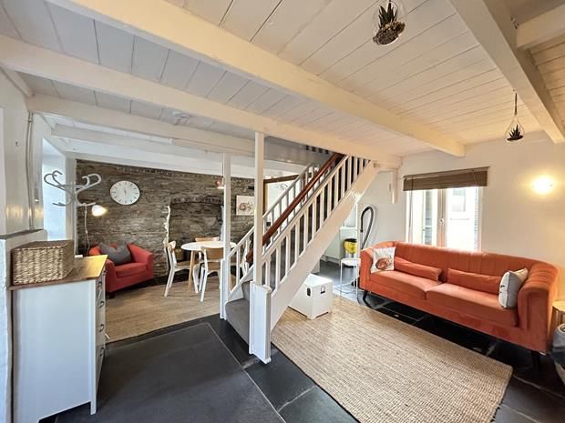 Property photo 2 of 18 Main Room