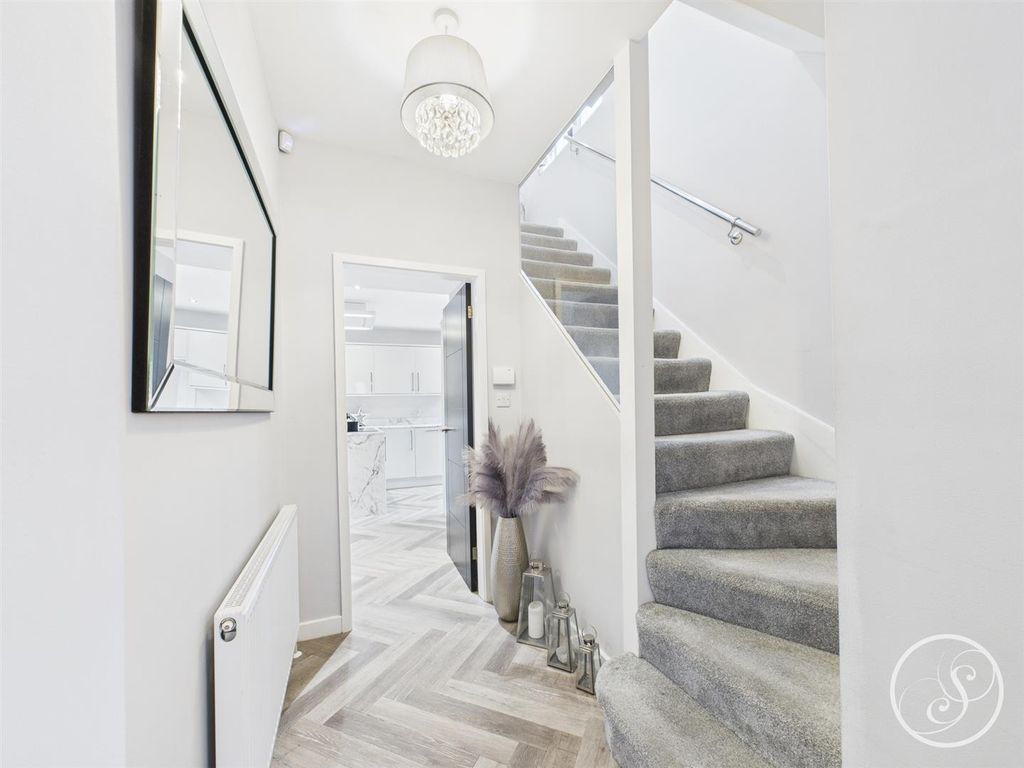 Property photo 2 of 25 Hallway