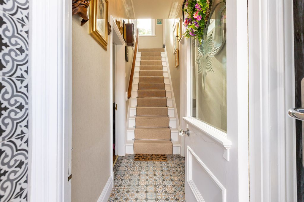 Property photo 2 of 31