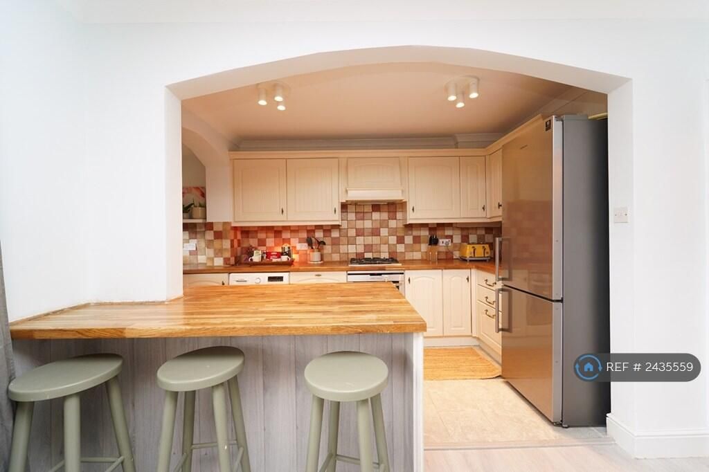 Property photo 3 of 11 Kitchen