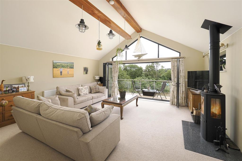 Property photo 2 of 32