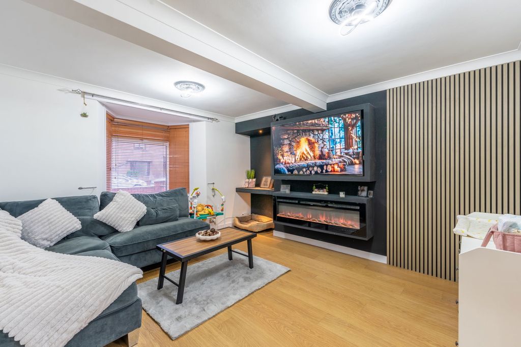 Property photo 3 of 28