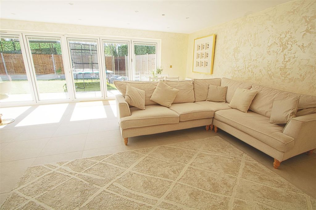 Property photo 3 of 18 Lounge3.Jpg