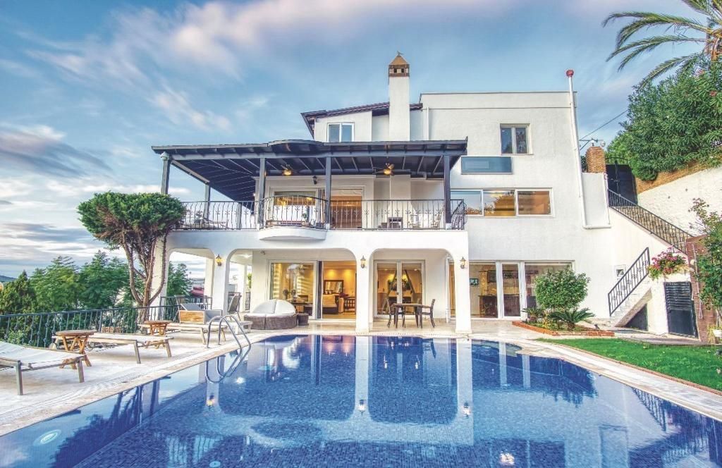 Property photo 2 of 16 Substantial Sea View Property In Yalikavak For Sale - Renovated Triplex Mansion With Private Pool