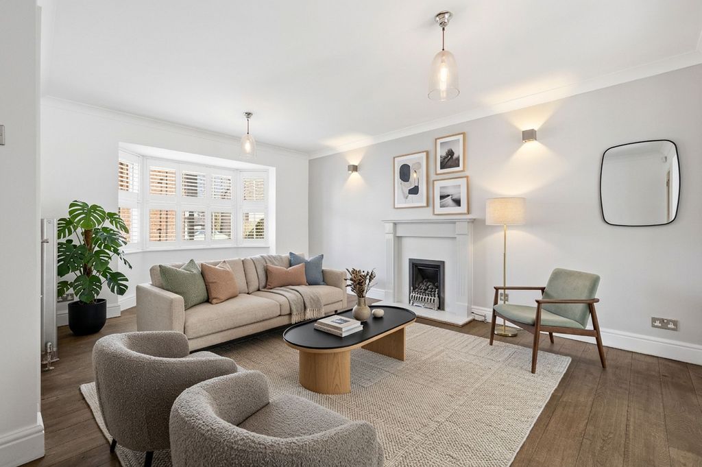 Property photo 3 of 22 Lounge