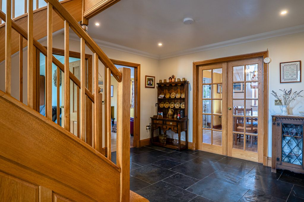 Property photo 2 of 32