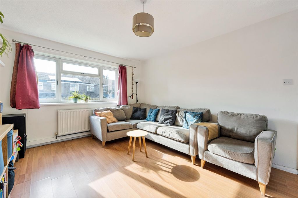 Property photo 2 of 25 Blackhorse Road, E17