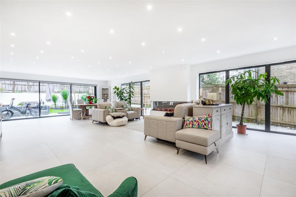 Property photo 2 of 17 Open-Plan Reception