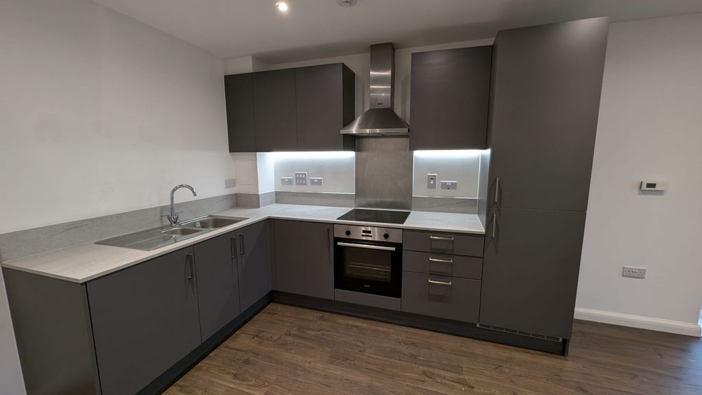 Property photo 1 of 11 Luxury 2-Bed, 2-Bath Apartment In Prime Dartford Location