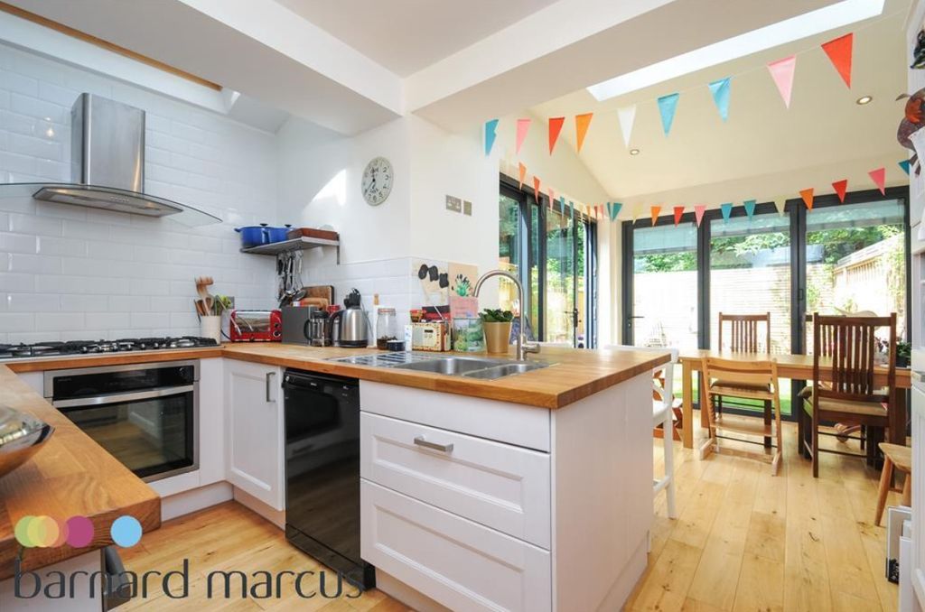 Property photo 3 of 8 Kitchen